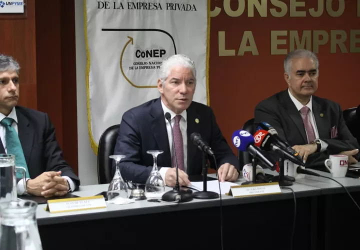 El presidente del Consejo Nacional de la Empresa Privada (Conep), Severo Sousa, durante la conferencia de prensa. 