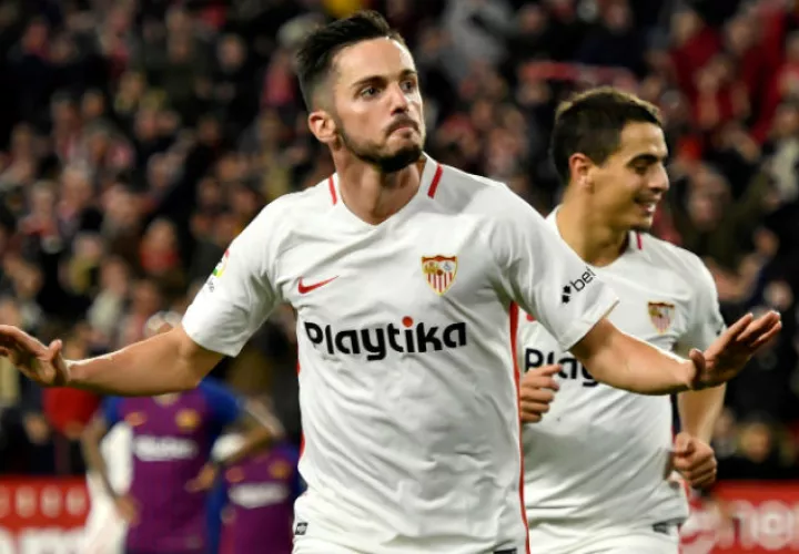 El centrocampista del Sevilla, Pablo Sarabia festeja su gol. Foto:EFE