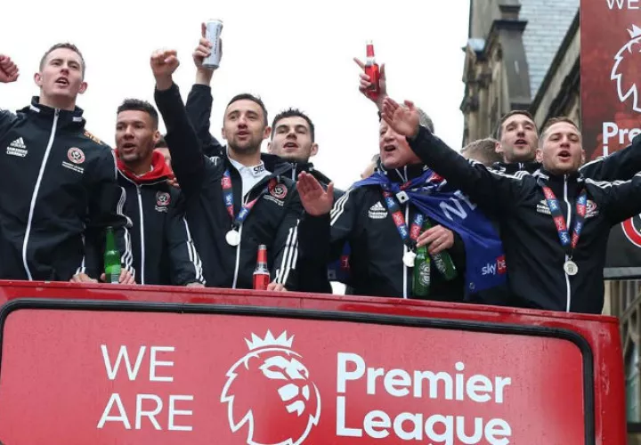 Jugadores del Sheffield United celebran el ascenso a la Liga Premier Foto @sheffieldunited