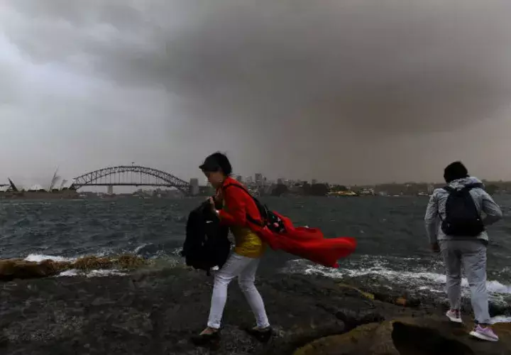 La tormenta de polvo  se ha extendido por las zonas afectadas por la sequía en Nueva Gales del Sur  y ha cubierto los puntos de referencia de Sídney. EFE