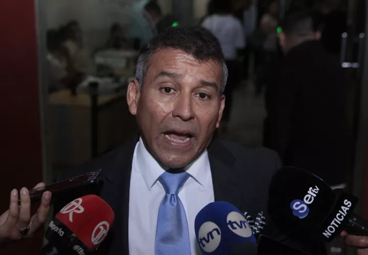 Sidney Sittón conversa con la prensa, luego de finalizar hoy el juicio oral en el caso 'pinchazos'. Foto Víctor Arosemena