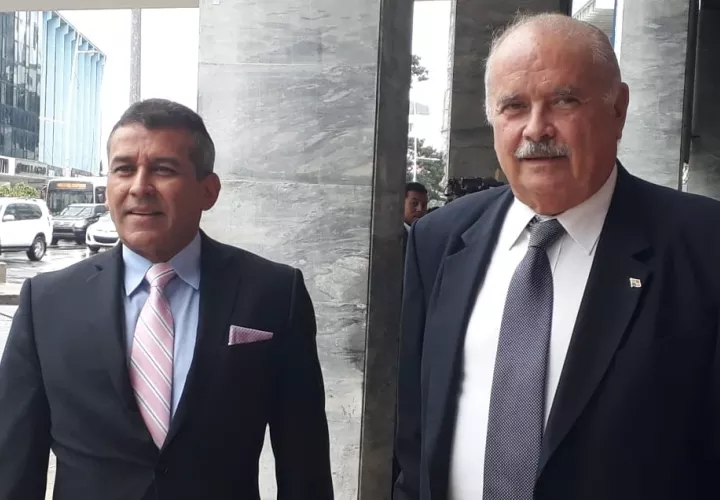 Los abogados Sidney Sittón (izq.) y Miguel Antonio Bernal presentaron cinco denuncias en contra del expresidente Juan Carlos Varela. Foto Víctor Arosemena