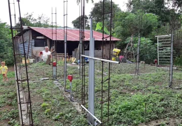 En el lugar, 21 casas fueron prometidas, sin embargo solo siete fueron terminadas y el resto quedaron abandonadas o inclusive nunca inició su construcción. Foto/Thays Domínguez