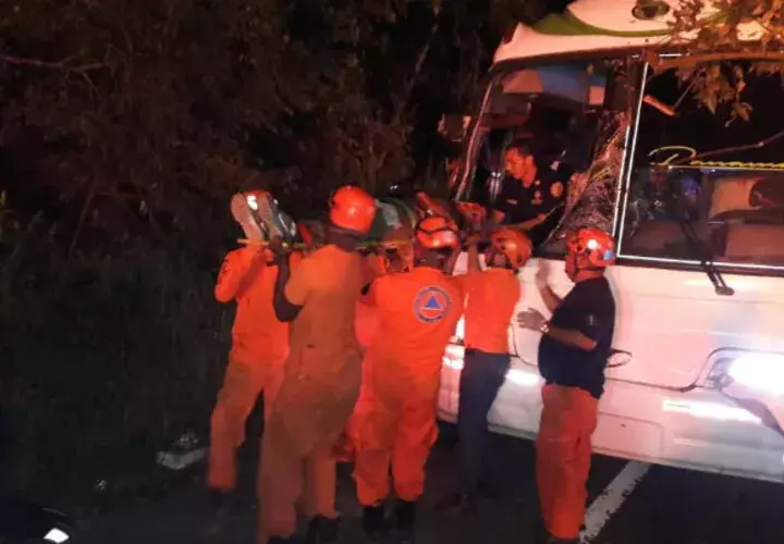 Traslado de los heridos por caída de árbol sobre un bus en la vía a Loma Cová, en el distrito de Arraiján. @Sinaproc_Panama