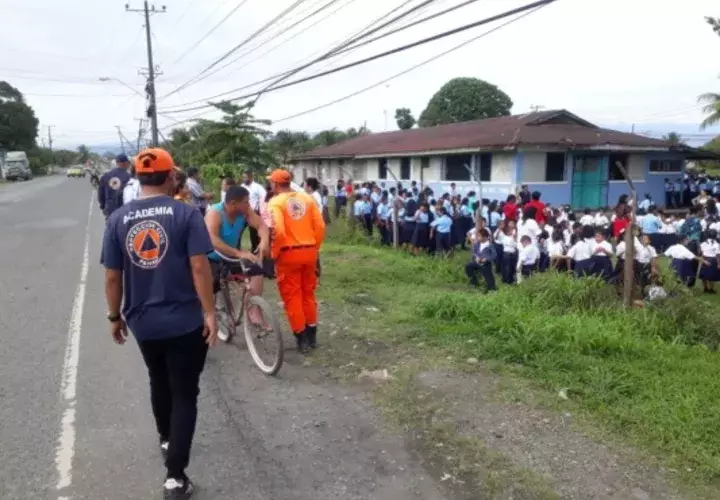 Equipo del Sinaproc evaluando diversos sectores de Bocas del Toro por el movimiento telúrico. Foto/Sinaproc