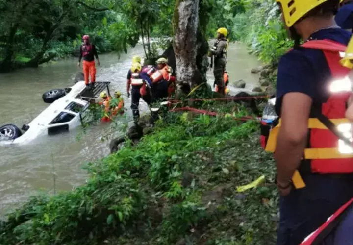  El vehículo que fue arrastrado por una cabeza de agua en la comarca Ngäbe-Buglé. Foto: Sinaproc.