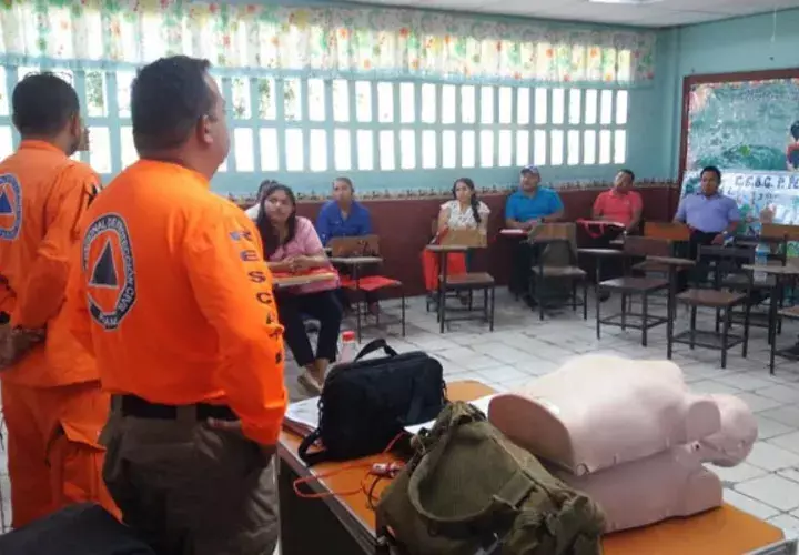 Los docentes son entrenados para ofrecer primeros auxilios en las áreas de difícil acceso. Foto/víctor Eliseo Rodríguez