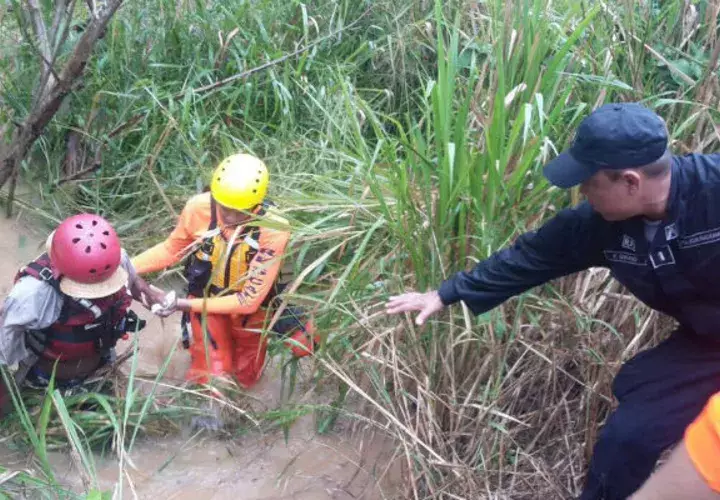 Solicitan ayuda del Sinaproc para que rescate a cuatro adultos ebrios en un río. Foto: Sinaproc.