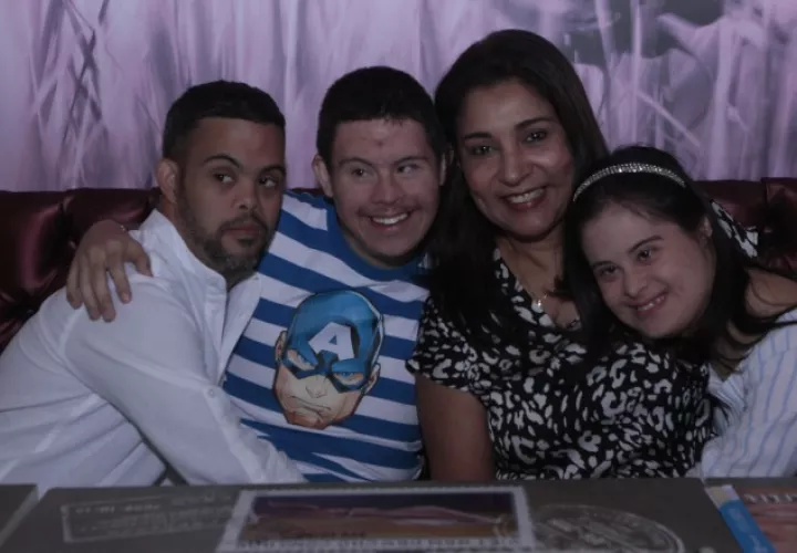 Marta Vernaza, presidenta de la Fundación Down Panamá, celebró junto a los jóvenes el Día Mundial del Síndorme de Down. Víctor Arosemena 