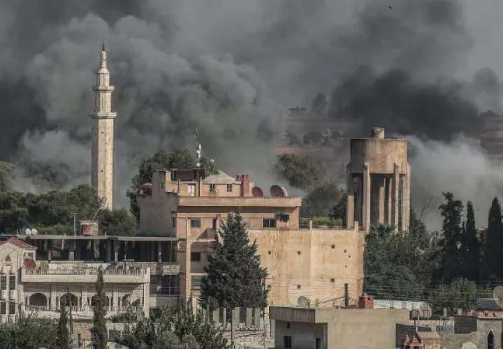 Más de 60.000 personas han huido de sus hogares por miedo a las operaciones turcas en al frontera siria con Turquía. Foto: EFE. 