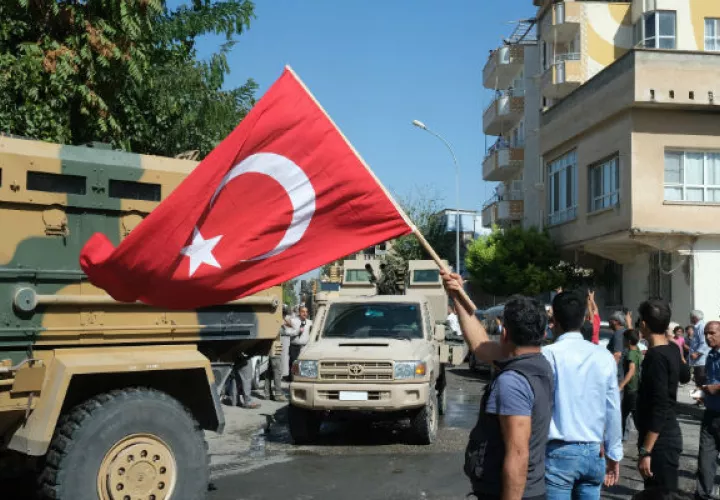 Más de 60.000 personas han huido de sus hogares por miedo a las operaciones turcas en al frontera siria con Turquía. Foto: EFE. 