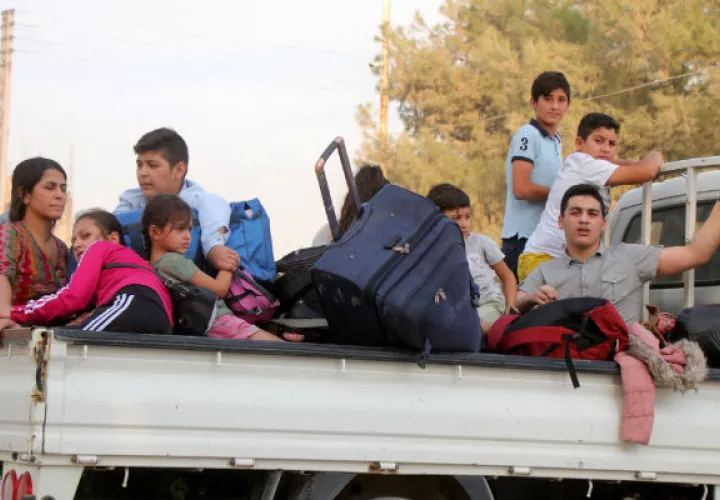 Más de 60.000 personas han huido de sus hogares por miedo a las operaciones turcas en al frontera siria con Turquía. Foto: EFE. 