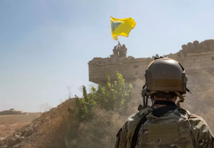 Un soldado de EE.UU. observa una fortificación con militares sirios en Tal Abyad. EFE.