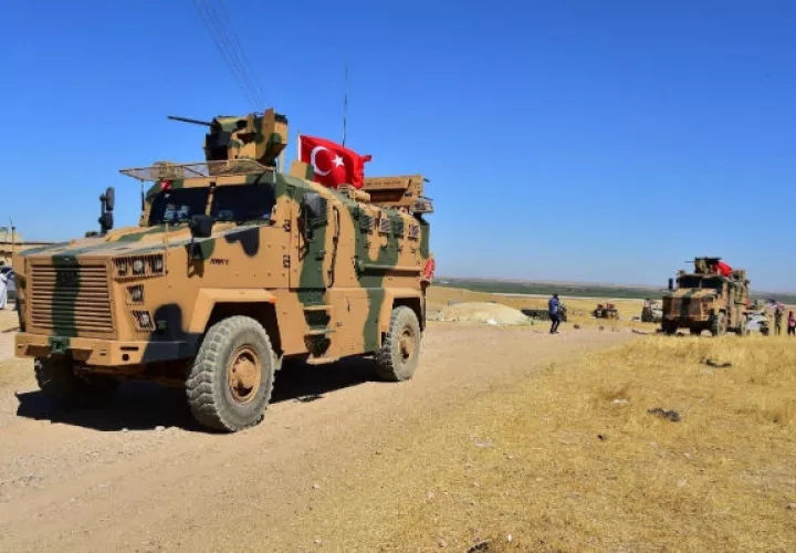 Un soldado de EE.UU. observa una fortificación con militares sirios en Tal Abyad. EFE.