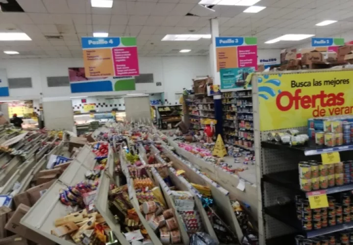 En varios supermercados del área las estanterías quedaron en el suelo por el fuerte sismo. Foto/Mayra Madrid