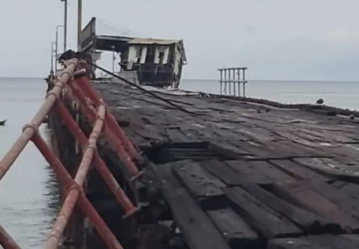 Condición en que quedó el muelle en Puerto Armuelles, el cual ha sido afectado por sismos anteriores.  Foto de Internet