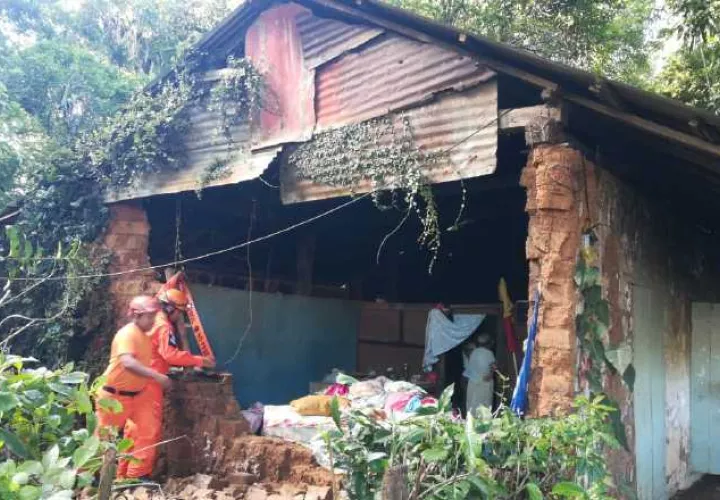 La señora que reside en esta vivienda se despertó cuando la pared se desplomó. Foto de José Vásquez