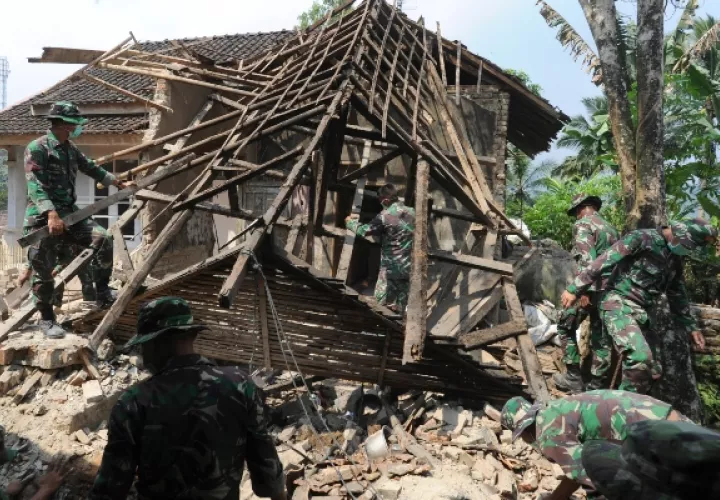 El terremoto causó daños estructurales en más de 200 edificios y el municipio de Pandeglang, el más cercano al epicentro, fue el más afectado con 81 casas y una mezquita dañadas. FOTO/AP