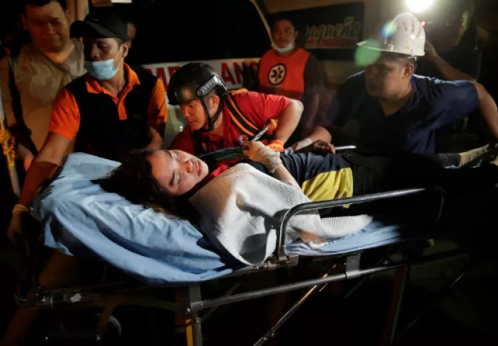 Socorristas trasladan a una víctima tras el terremoto en Pampanga (Filipinas). Foto: EFE.