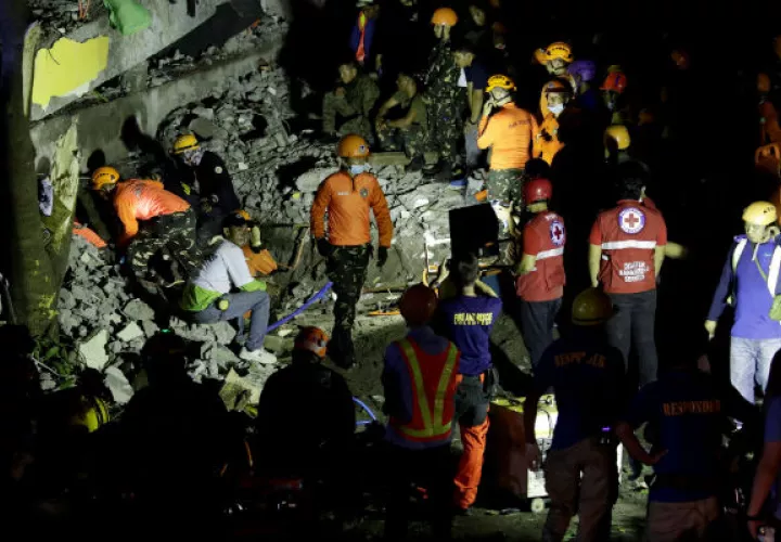 Equipos de rescate trabajan en un edificio derruido tras el terremoto en Pampanga (Filipinas). Foto: EFE.