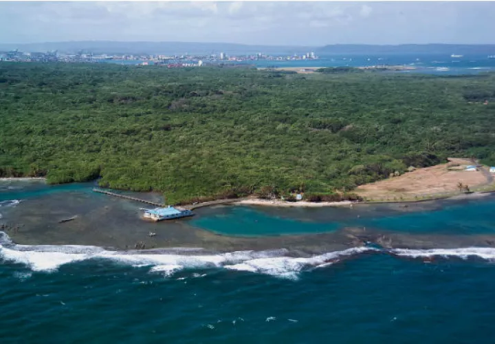 Se trata de un área de arrecifes coralinos y muy cercano al Centro de Estudios Marinos de Punta Galeta, que quedaría vulnerable a un derrame de petróleo. Foto: Smithsonian/ Cortesía