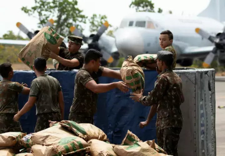 Soldados brasileños organizan un cargamento con ayuda humanitaria destinada para Venezuela, este viernes, en Boa Vista (Brasil). Foto: EFE.