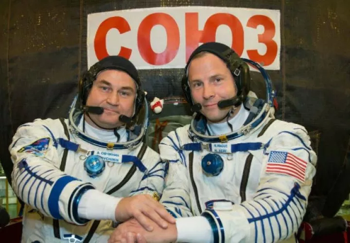 El ruso Alexéi Ovchinin y el estadounidense Nick Hague (NASA), tripulantes de la nave Soyuz rusa. Foto: EFE. 