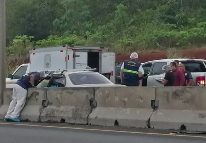 El vehículo en el que ocurrió el incidente quedó en la autopista, a la altura de La Arboleda. Foto de Eric Montenegro 