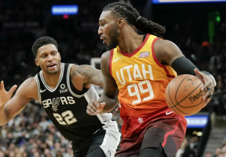 Rudy Gay  de los Spurs (22) y Jae Crowder de Utah Jazz (99). Foto:AP