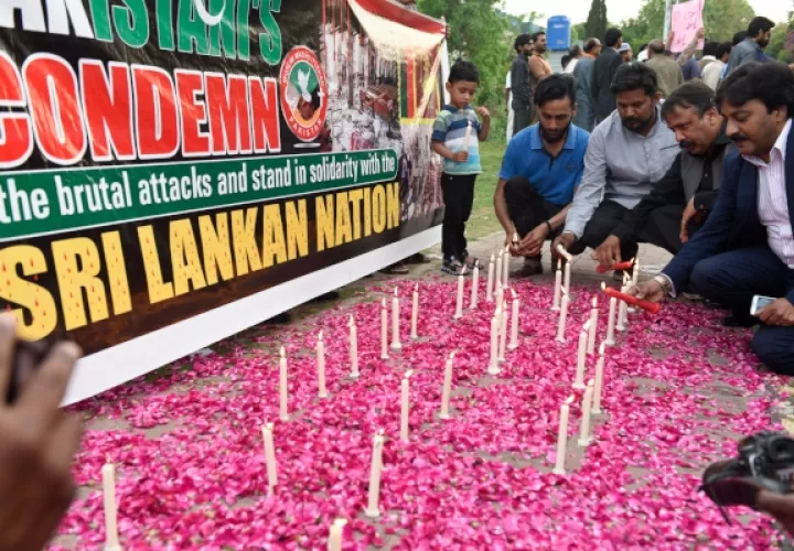 La gente enciende velas durante una vigilia en Islamabad, Pakistán, para las víctimas de las explosiones de bombas en iglesias y hoteles en Sri Lanka. FOTO/AP