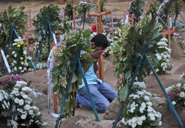 Le rinden tributo a las víctimas de los ataques en varias iglesias en el Domingo de Pascua. FOTO/AP