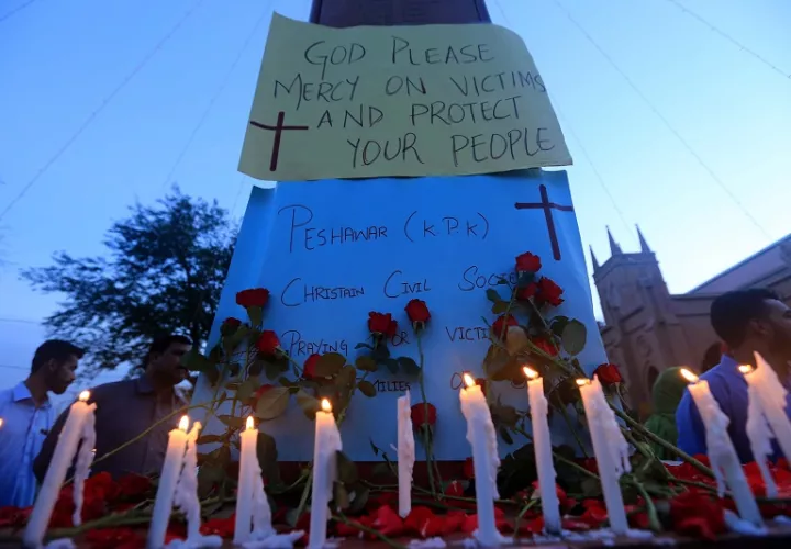  La gente enciende velas mientras condenan las explosiones mortales de bombas en Sri Lanka, durante una protesta en Pakistán. Foto EFE