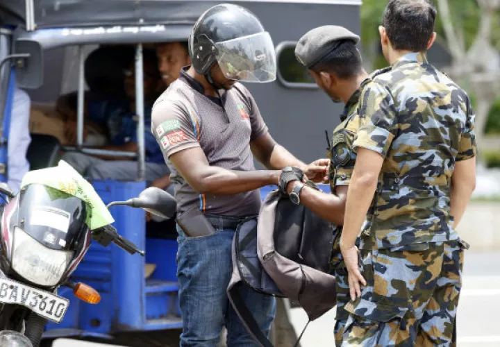 Cargados con dos mochilas iguales llenas de explosivos, tuercas y tornillos, las detonaban prácticamente a la misma hora en los restaurantes donde se servía el desayuno.