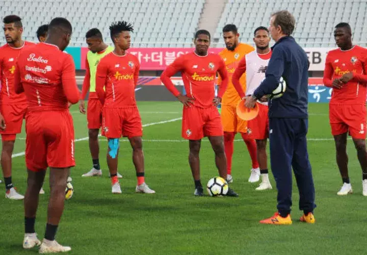 Stempel da algunas instrucciones a sus jugadores.