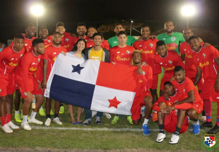 Selección de Panamá con aficionados en Honduras. Foto:Fepafut