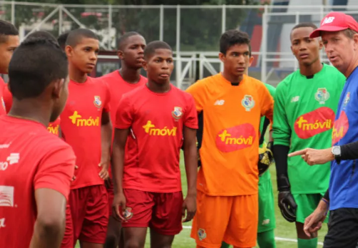 Gary Stempel (der.)  converasa con jugadores de  la Sub-17. Foto:Fepafut