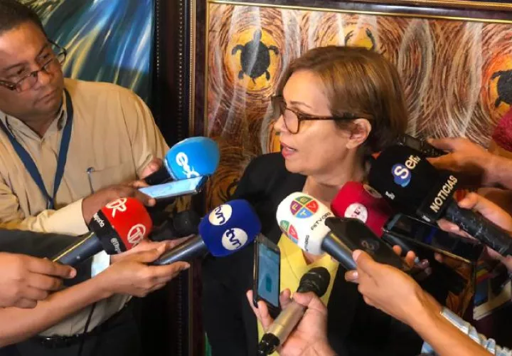 Luz Amalia González (c), quiere cambios integrales a la ley del Idaan. Foto de cortesía
