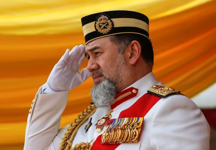 La Constitución establece que el rey, que ostenta el cargo de máximo jefe de las Fuerzas Armadas y cuya principal función es la de representar al país en actos oficiales, es nombrado cada cinco años entre los nueve sultanes de Malasia de forma rotatoria.