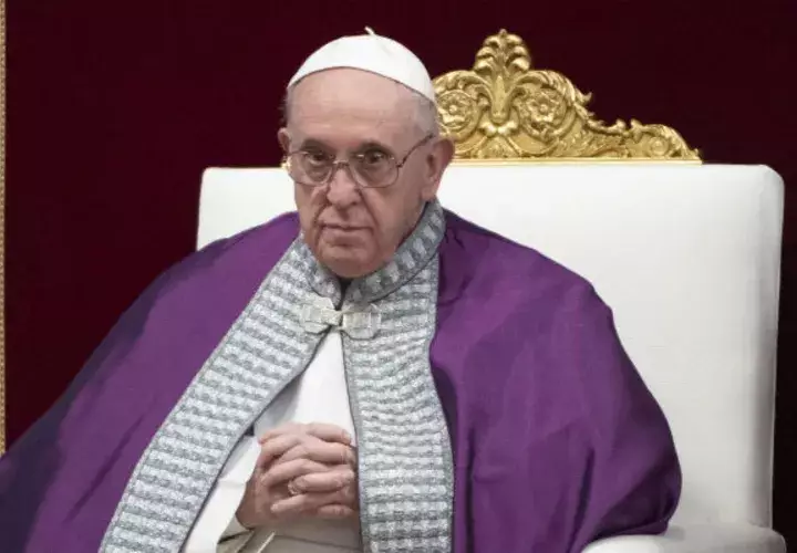  El papa Francisco oficiando una misa penitente en la Basílica de San Pedro en El Vaticano. Foto: EFE. 