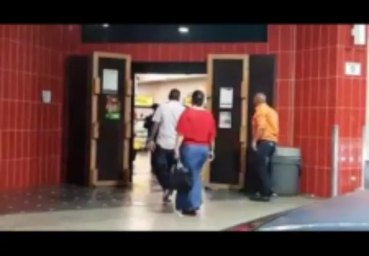 La joven fue atacada en el baño de un supermercado. Foto/Diómedes Sánchez