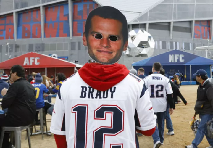 Un aficionado de Tom Brady antes del partido del Super Bowl. Foto:AP
