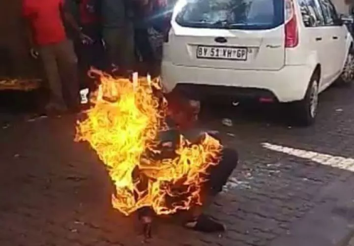 Dos cuerpos carbonizados fueron hallados hoy en varias tiendas del barrio de Alexandra incendiadas por saqueadores.