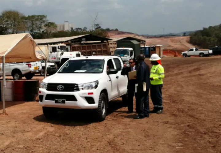 Personal del Municipio de Arraiján comunicó la orden de suspensión de la obra. Foto: Eric A. Montenegro.