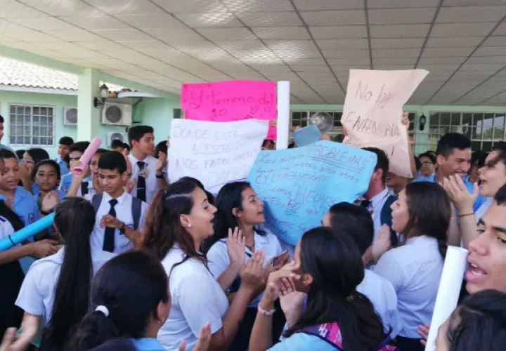 Paralizaron clases y salieron  las calles, en demanda de respuestas. Foto: Thays Domínguez 