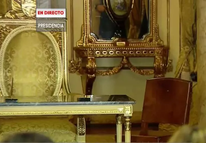 El taburete que le regalaron a Laurentino Cortizo en Olá fue ubicado al lado de la silla presidencial. 