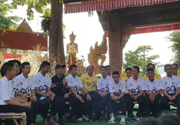 Los doce niños y su tutor rescatados de una cueva en el norte de Tailandia conversan con los medios. EFE