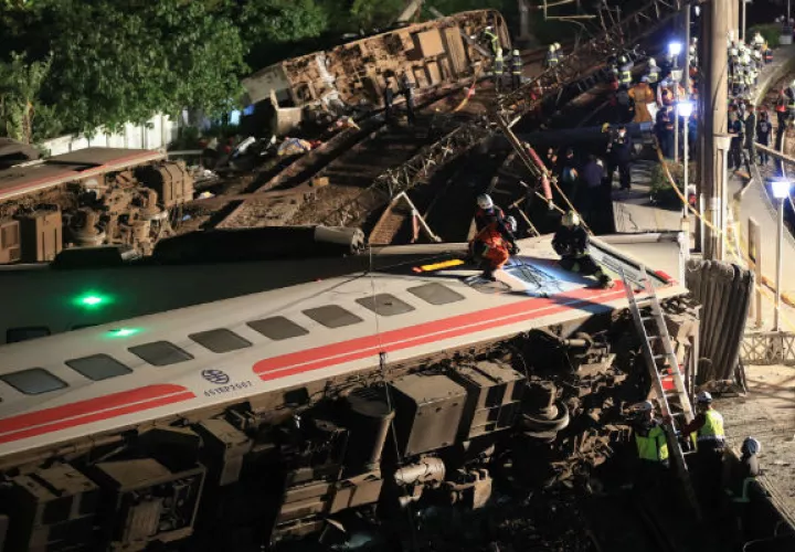 Vista del accidente ferroviario en Yilán, Taiwán. Foto: EFE.