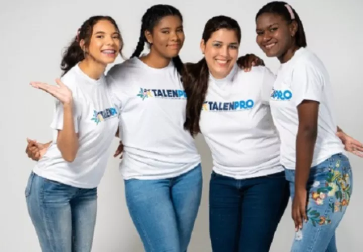 Jaci Cruz, Nayelis Martínez y Emily Castaño junto a su tutora. Cortesía