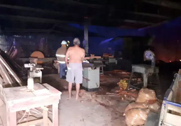  La madera ubicada en el lugar, así como muebles,  y unas 10 máquinas de uso del taller, fueron consumidas rápidamente por las llamas a pesar de los esfuerzos de los bomberos. Foto/Thays Domínguez