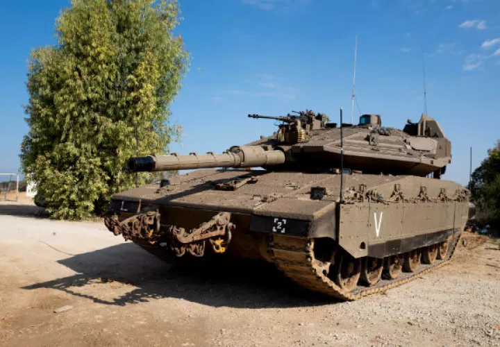 Un tanque israelí en la frontera con la Franja de Gaza. Foto: EFE.